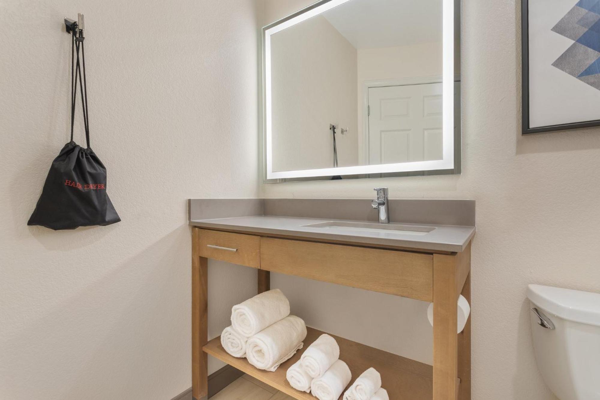 C&lewood Hotel